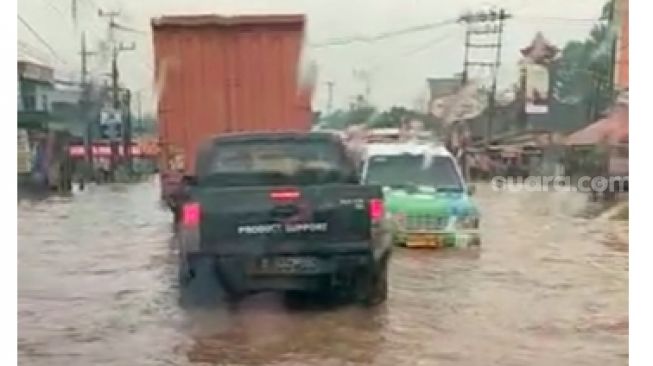 Diguyur Hujan Tiga Jam, Ruas Jalan dan Rumah Warga di Palembang Terendam Banjir