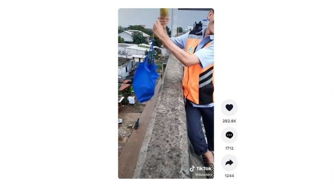 Beli takjil in the sky sesungguhnya. [TikTok] 