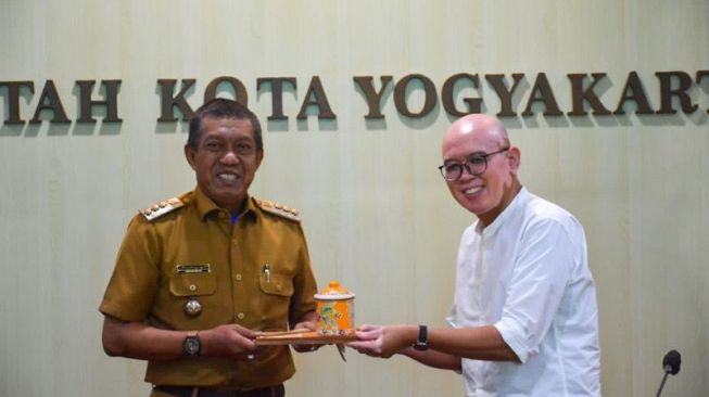 Wali Kota Yogyakarta Haryadi Suyuti (kiri) dan CSR Manajer Yayasan Astra Honda Motor Agus Subagja saat bertukar cenderamata usai penandatangan kerja sama pembaruan zona etika lalu lintas Taman Pintar di Yogyakarta, Senin (11/4/2022) (ANTARA/HO-Humas Pemkot Yogyakarta)