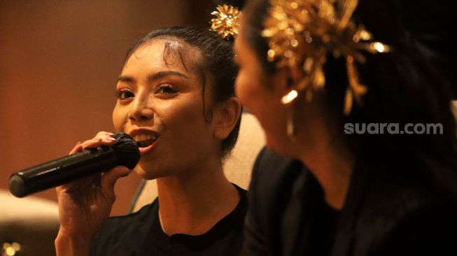 Pemeran film Tutugei Ismi Melinda (kiri) memberikan keterangan saat gala premier film terbarunya di Epicentrum Walk, Jakarta, Selasa (12/4/2022). [Suara.com/Angga Budhiyanto]