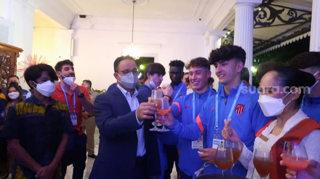 Bertemu Anies Baswedan, Atletico Madrid dan Barcelona Disuguhi Minuman Khas Betawi