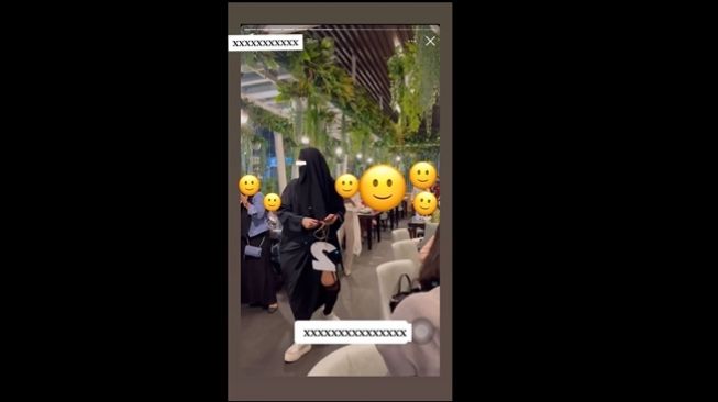 Tangkapan layar IG Story pemilik brand skincare yang mengunggah konten pria bercanda mengenakan gamis, jilbab, dan cadar di acara berbuka puasa bersama. (Twitter/@oenniebeauty)