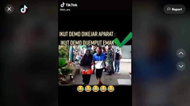 Viral! Pemuda Dijemput dan Diseret Pulang Oleh Ibunya Saat Ikut Demo, Reaksi Pasrahnya Bikin Warganet Kagum