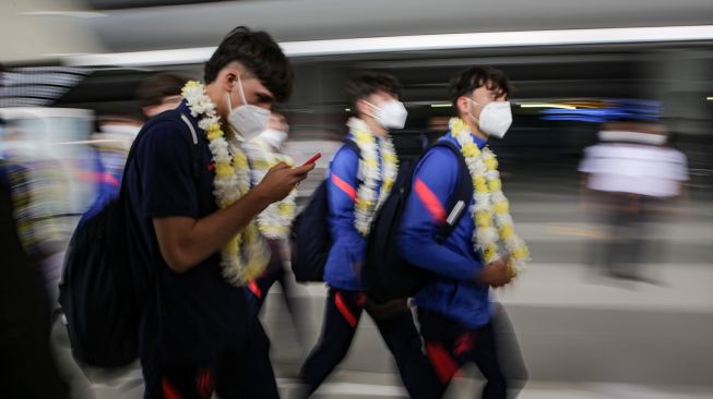 Sejumlah pemain dan ofisial tim sepak bola Atletico Madrid U-18 tiba di Terminal 3 Bandara Internasional Soekarno Hatta, Tangerang, Banten, Selasa (12/4/2022).  ANTARA FOTO/Fauzan
