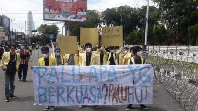 Spanduk-Spanduk Kocak Demo Mahasiswa di Depan Kantor DPRD Sumbar