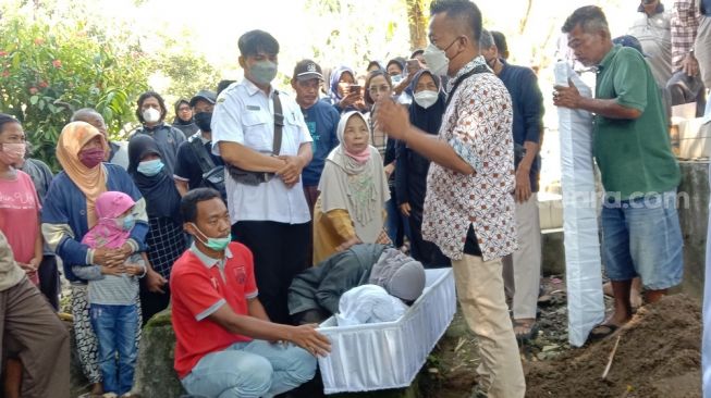 Bocah Korban Penganiayaan di Kartasura Dimakamkan, Ibunya Terus Menangis dan Pingsan di Depan Jenazah