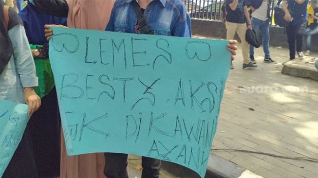 Lihat Nih! Pelajar di Medan Ikut Demo, Tulisan Posternya Lucu-lucu