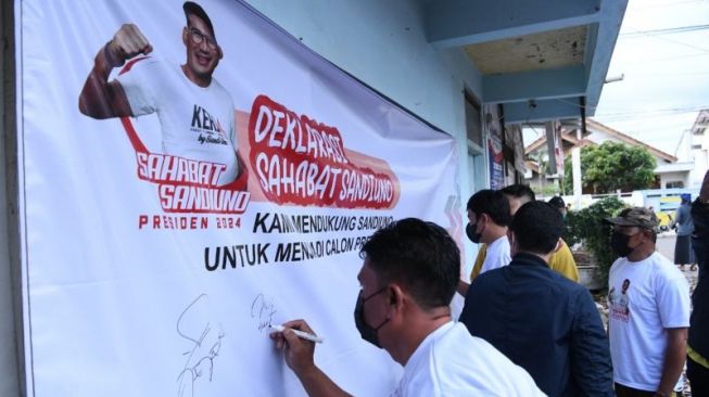 Kaum muda yang tergabung dalam Sahabat SandiUno Garut mendeklarasikan dukungan terhadap Sandiaga Uno untuk maju dalam Pemilihan Presiden (Pilpres) 2024 yang digelar di Jalan Patriot, Kabupaten Garut, Jawa Barat, Jumat. (Antara)