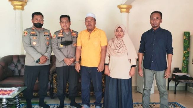 Kapolres Lombok Tengah, Nusa Tenggara Barat, AKBP Hery Indra Cahyono (Kiri kedua) bersama Kades Ganti H Acih saat memberikan surat penangguhan terhadap korban begal yang telah ditetapkan jadi tersangka di Polres Lombok Tengah, Rabu (13/4/2022). [Foto : Istimewa] 