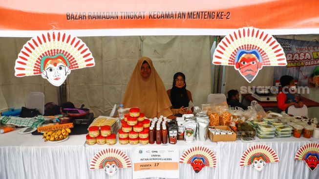 Pengunjung membeli makanan di acara Festival Kuliner Nusantara di Taman Ismail Marzuki (TIM), Cikini, Jakarta Pusat, Rabu (13/4/2022). [Suara.com/Alfian Winanto]