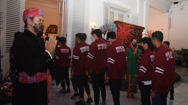 Pemain tim sepak bola Indonesia All-Star U-20 menghadiri acara jamuan makan malam bersama tim peserta International Youth Championship (IYC) 2021 di Balai Kota DKI Jakarta, Selasa (12/4/2022). ANTARA FOTO/Indrianto Eko Suwarso/tom.