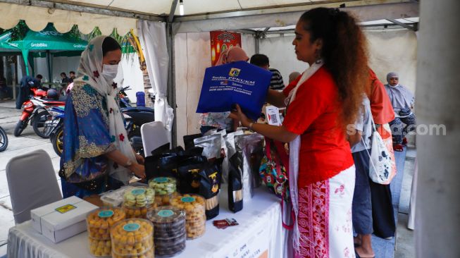 Pengunjung membeli makanan di acara Festival Kuliner Nusantara di Taman Ismail Marzuki (TIM), Cikini, Jakarta Pusat, Rabu (13/4/2022). [Suara.com/Alfian Winanto]