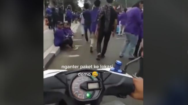 Viral Aksi Kurir Naik Honda BeAT Terobos Demo Mahasiswa di Jalan, Permisi Paket!