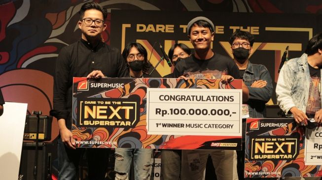 Mad Elephant (kanan) pemenang kategori musik di ajang Dare To Be The Next Superstar (DTBTNS) Season 2. [Supermusic]