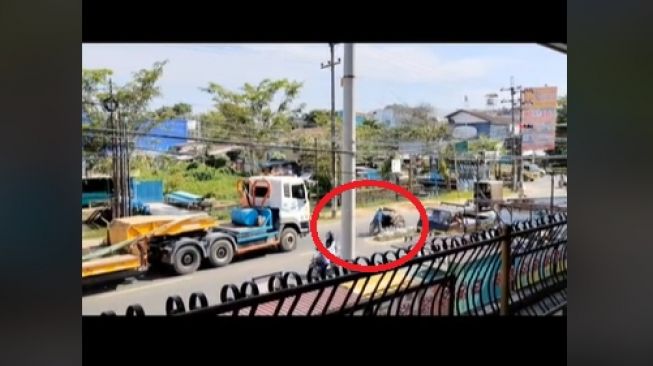 Sopir truk trailer sabar melajukan kendaraan di jalan dan tidak menyalip tukang becak (TikTok)