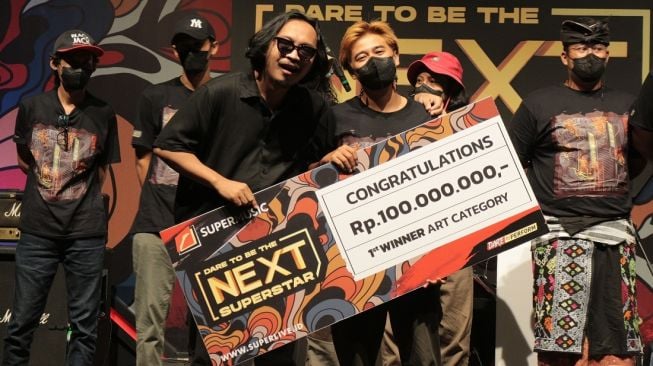 Arief Hadinata(kanan) pemenang kategori visual art di ajang Dare To Be The Next Superstar (DTBTNS) Season 2. [Supermusic]