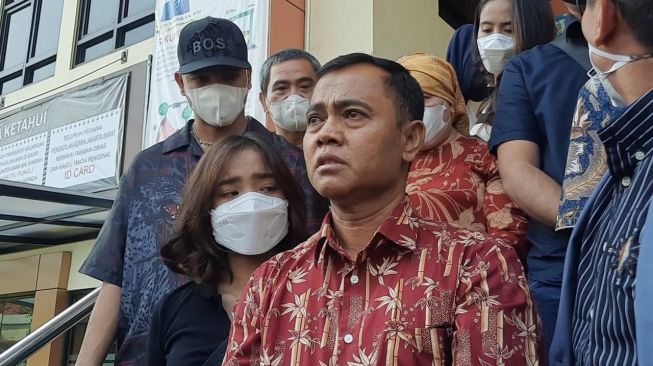 Haji Faisal di Pengadilan Agama Jakarta Barat, Rabu (13/4/2022).  [Suara.com/Evi Ariska]