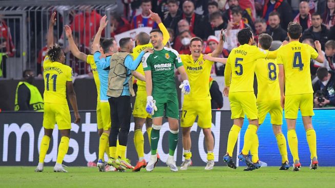 Para pemain Villarreal merayakan kemenangan usai menahan Bayern Munich di Allianz Arena, Rabu dinihari WIB (13/4/2022).  Jose Jordan / AFP
