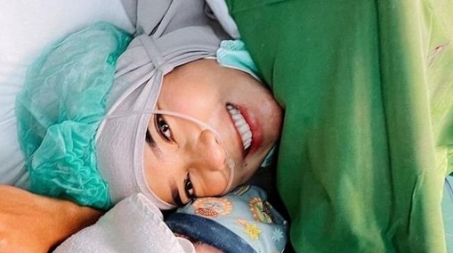 Momen Fitri Tropica Melahirkan Anak Kedua (Instagram)