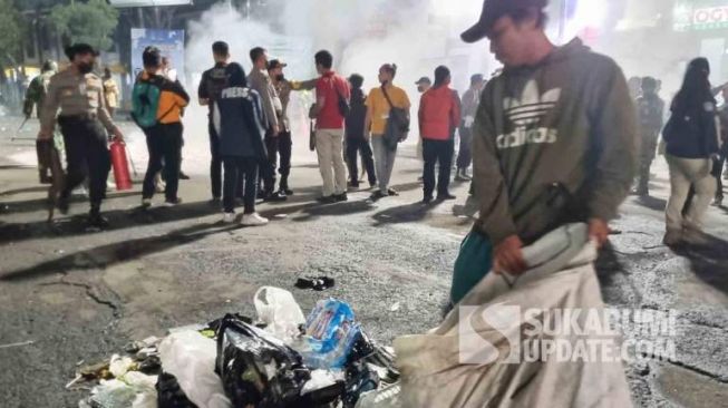 Sisi Miris Aksi Demo 12 April di Sukabumi, Nasir Punguti Sampah Pendemo untuk Makan Sahur