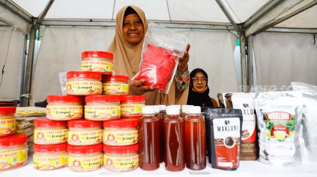 Pengunjung membeli makanan di acara Festival Kuliner Nusantara di Taman Ismail Marzuki (TIM), Cikini, Jakarta Pusat, Rabu (13/4/2022). [Suara.com/Alfian Winanto]