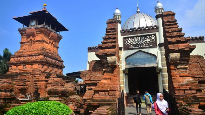 Warga berjalan masuk ke Masjid Menara Kudus atau bernama resmi Masjid Al Aqsa Manarat Qudus di Desa Kauman, Kudus, Jawa Tengah, Rabu (13/4/2022).  ANTARA FOTO/Yusuf Nugroho