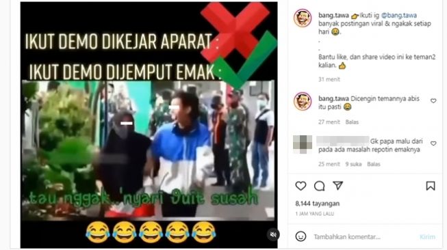 Viral remaja cowok dijemput ibunya saat ikut demonstrasi. (Instagram/@bang.tawa)