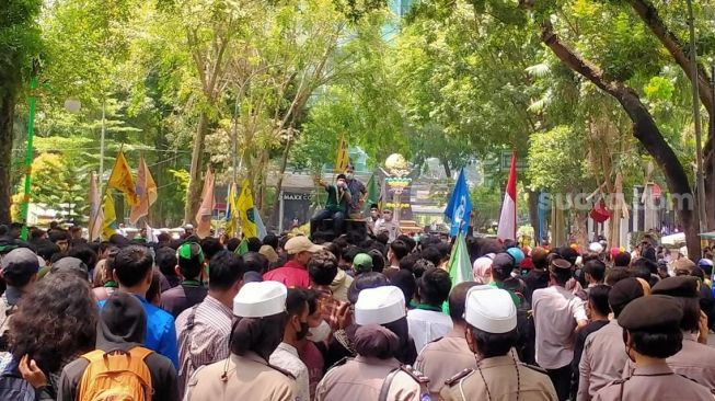 Mahasiswa menggelar aksi demo di depan kantor DPRD Sumut. [Suara.com/M.Aribowo]