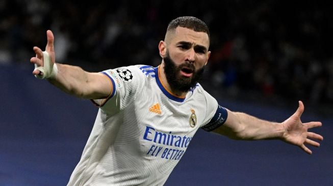 Penyerang Real Madrid, Karim Benzema melakukan selebrasi usai mencetak gol ke gawang Chelsea pada laga perempatfinal Liga Champions di Santiago Bernabeu, Spanyol, Rabu (13/4/2022) dini hari WIB. [PIERRE-PHILIPPE MARCOU / AFP]