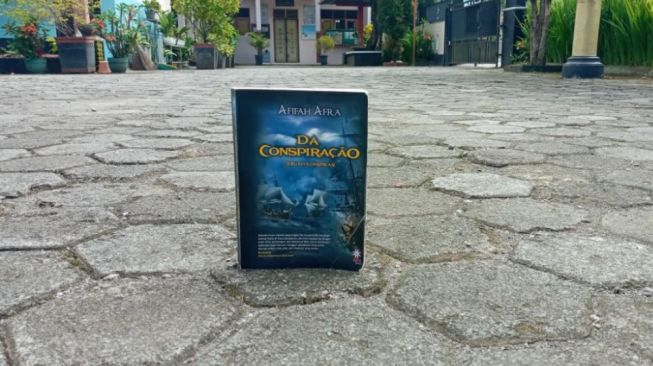 Kisah di Tanah Pembuangan, Ulasan Novel Da Conspiracao