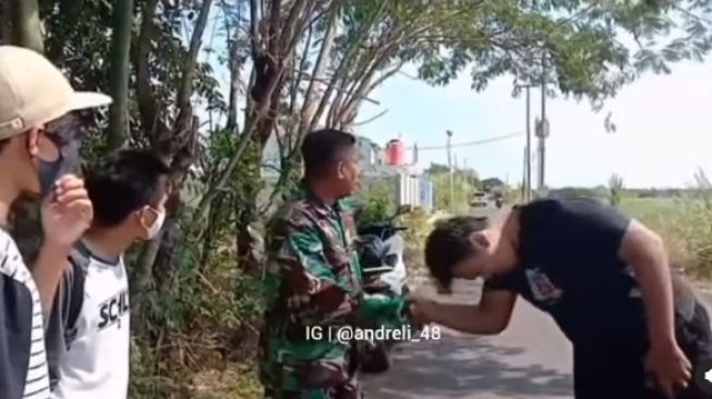 Spion Mobilnya Disenggol Pengendara Lain, Reaksi Anggota TNI Ini Malah Bikin Pelaku Cium Tangan