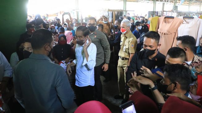 Gubernur Jawa Tengah Ganjar Pranowo saat mendampingi Presiden Jokowi membagikan BLT di Pasar Tradisional Brebes. [Dok Pemprov Jateng]