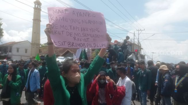 Gelar Aksi Menolak Kenaikan Harga BBM di DPRD Lampung, Lima Demonstran Jatuh Pingsan