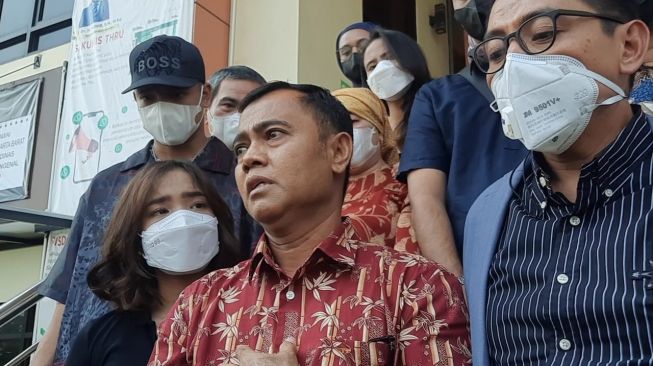Haji Faisal at the West Jakarta Religious Court, Wednesday (13/4/2022).  [Suara.com/Evi Ariska]