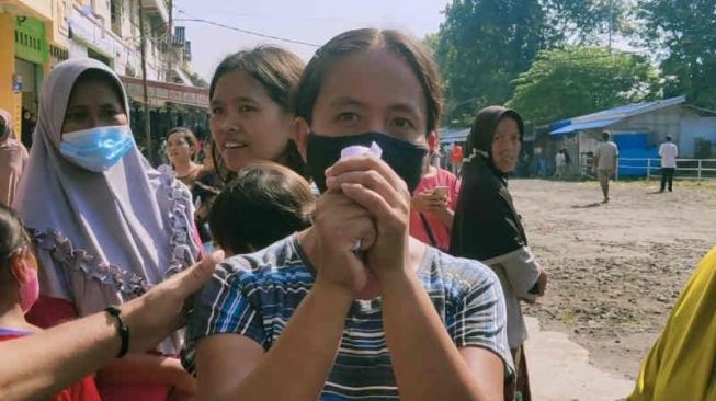 Jokowi Beri Salam Tempel kepada Siti Wahyuni: Saya Langsung Ciumi Tangannya