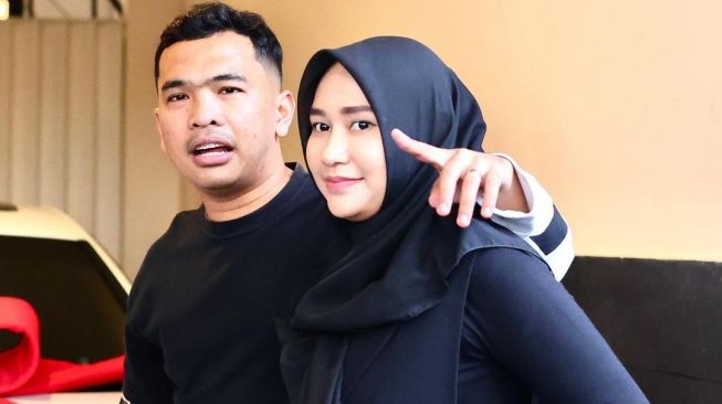 Putra Siregar bersama istri Septi Siregar. [Instagram]