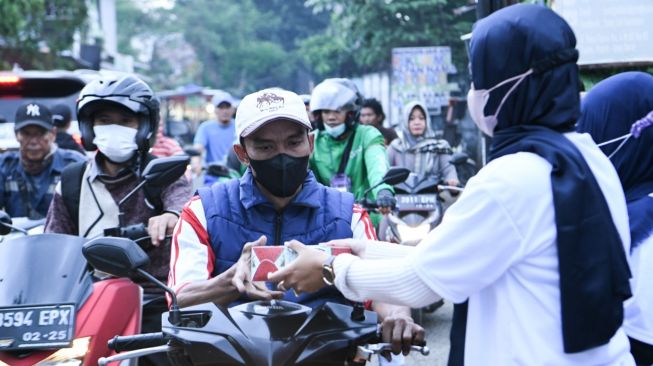 Bagi-Bagi Takjil di Jalan Malah Ketemu Mantan, Sikap Gandengan Baru Disorot Warganet