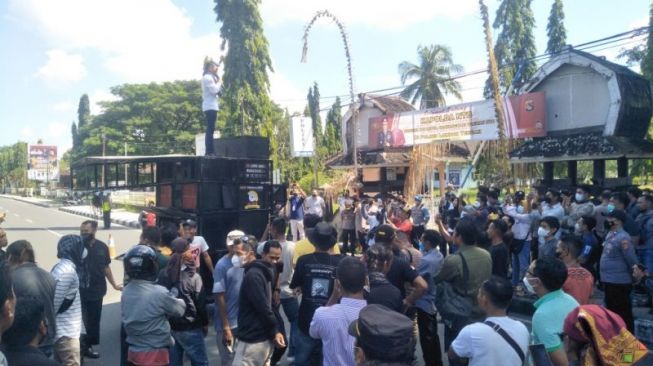 Warga dari gabungan LSM saat menggelar aksi damai di halaman Polres Lombok Tengah, Nusa Tenggara Barat (NTB) mempertanyakan kasus penetapan korban begal jadi tersangka, Rabu (13/4/2022). [Foto : ANTARA/Akhyar]