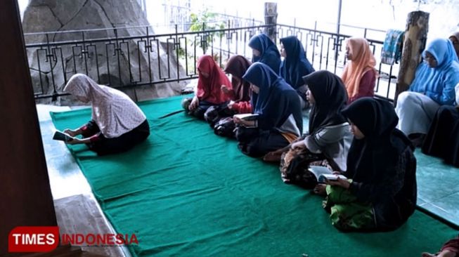 Tradisi Baca Yasin dan Tahlil di Makam Mbah Tuwo di Kota Batu