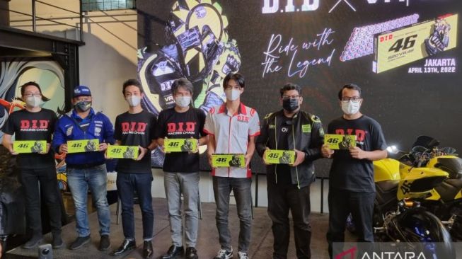 Presiden Direktur PT NGK Busi Indonesia Atsushi Aoki (keempat kanan), perwakilan PT Daido Indonesia Manufacturing, perwakilan Fans Club Valentino Rossi (kedua kanan) serta Marketing Manager PT NGK Indonesia Ardhieta Wicaksana di acara launching DID X VR46 Signature Edition di Jakarta, Rabu (13/4/2022) [ANTARA/Bayu Kuncahyo]