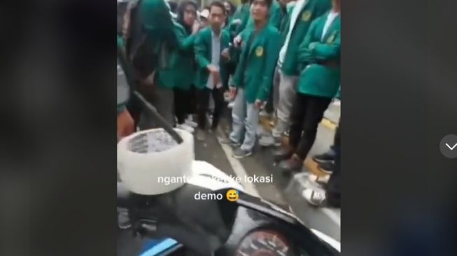 Akso kurir menerobos demo mahasiswa demi mengantarkan paket (TikTok)