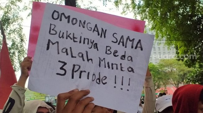 Pelajar di Medan ikut demo di depan DPRD Sumut. [Suara.com/M.Aribowo]
