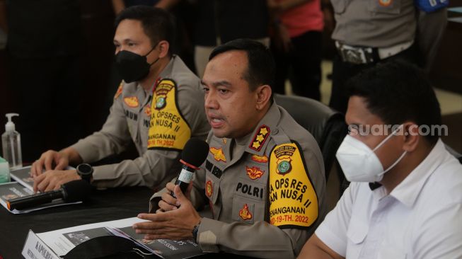 Kapolres Metro Jakarta Selatan Kombes Pol Budhi Herdi Susianto (tengah) memberikan keterangan saat rilis kasus pengeroyokan yang melibatkan pengusaha pemilik gerai penjualan gawai, Putra Siregar dan artis Rico Valentino di Polres Metro Jakarta Selatan, Rabu (13/4/2022). [Suara.com/Angga Budhiyanto]