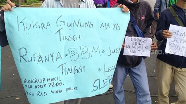 Pelajar di Medan ikut demo di depan DPRD Sumut. [Suara.com/M.Aribowo]