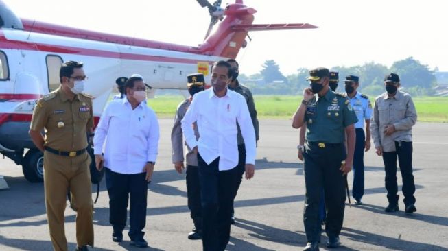 Siap-siap! Presiden Jokowi Naik Helikopter Kunjungi Cirebon-Brebes Hari Ini, Agenda Bagi-bagi Bansos