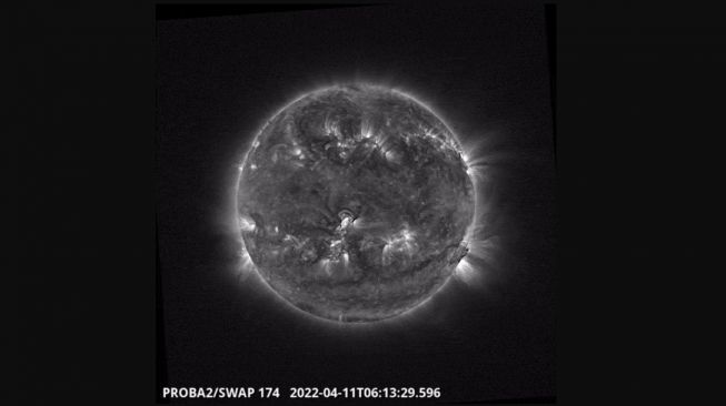 Suar matahari dan lontaran massa korona diamati diluncurkan dari bintik matahari "mati" AR 2987. [Space.com]