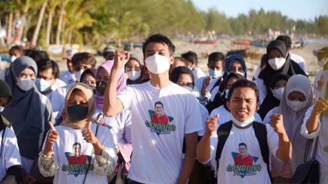 Ratusan mahasiswa dan pemuda yang tergabung dalam Sandi Uno Fans Club Bengkulu mendeklarasikan Menteri Pariwisata dan Ekonomi Kreatif (Menparekraf) Sandiaga Uno maju sebagai Calon Presiden Pemilu 2024. (Antara)