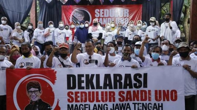 Ratusan relawan yang tergabung dalam Sedulur Sandi Uno Magelang mendeklarasikan dukungan terhadap Menteri Pariwisata dan Ekonomi Kreatif (Menparekraf) Sandiaga Uno sebagai calon presiden pada Pemilu 2024. (Antara)