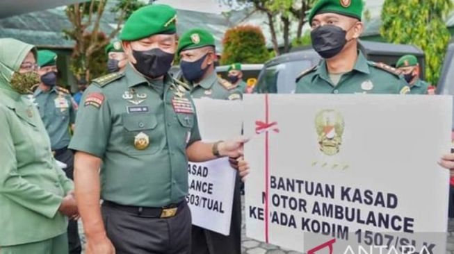 Kasad Jenderal TNI Dudung Abdurachman menyerahkan lima ambulans bermotor kepada lima Dandim di wilayah Kodam XVI/Pattimura, di Ambon, Rabu (13/4/2022). (ANTARA/Jimmy Ayal)