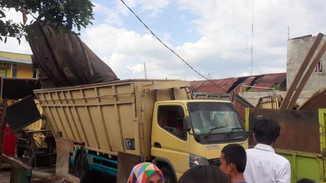 Truk Modifikasi Pengangkut Solar di Lubuklinggau Meledak Saat Dilas, Sopir Truk Tewas Terpental